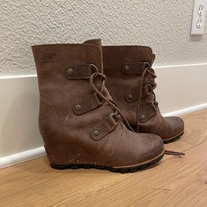 Women’s 8.5 wedge booties